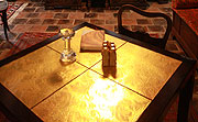 Tisch aus goldenen Villi Glasfliesen